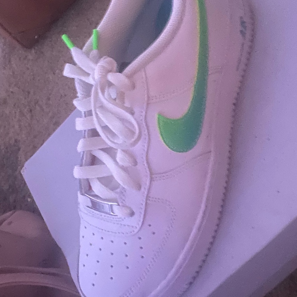 Air Forces 1 LV8 (GS)White/Green Strike-Aquamarine Blanc/Aqua Strike Size: 6Y